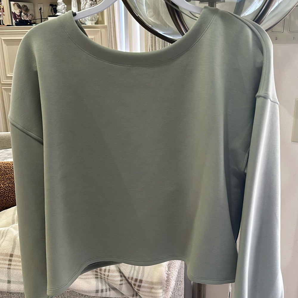 Lululemon top twist back to front pullover.